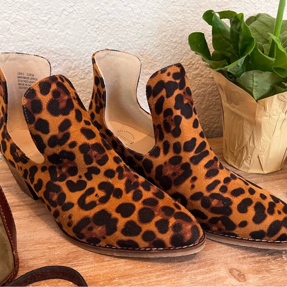 Faux animal print shoes, A Rider Girl-size 8.5. - Picture 1 of 3